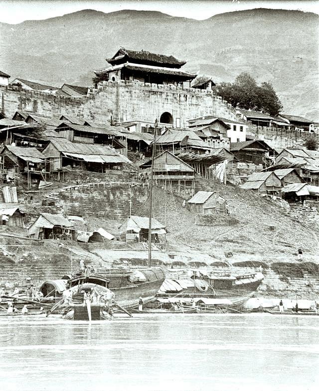1920年代【gamble】白帝城风景右侧临江有一座巍峨的城楼,城门上依稀