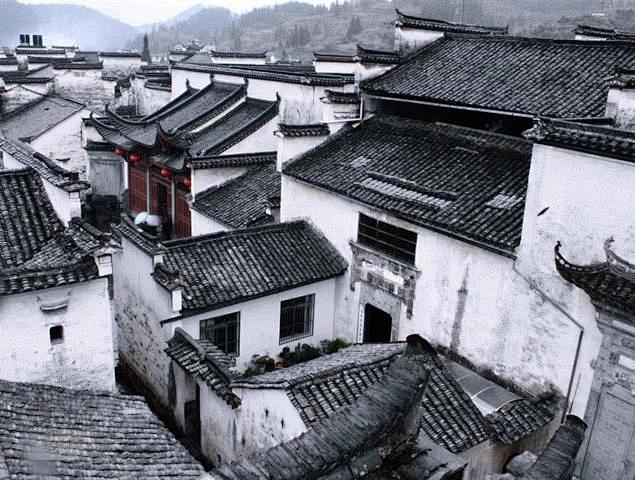 粉墙黛瓦即雪白的墙壁青黑的瓦江南民居青砖粉墙黛瓦形成质朴淡雅的