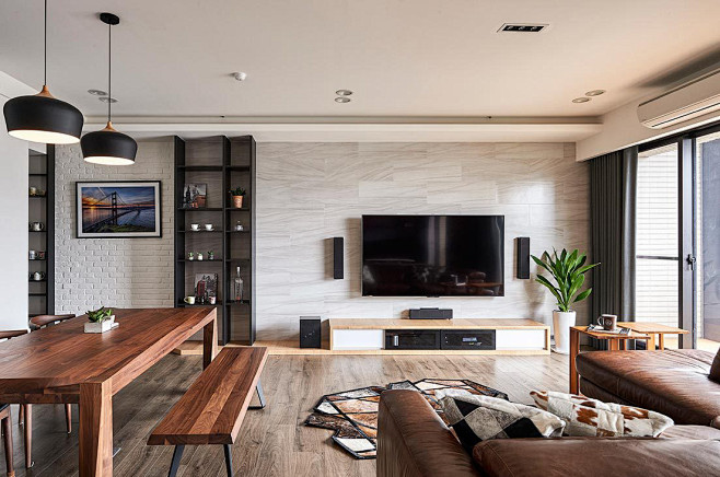 客厅客厅电视墙利用灰色调的仿木纹瓷砖搭配黑色造型的柜体与文化石