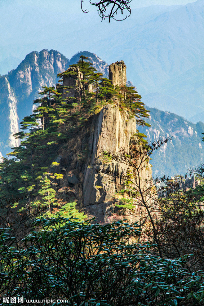 黄山山脉山峰山顶奇峰远山植被覆盖绿色树木松树植物国家5a级旅游景区