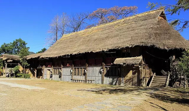 翁丁古寨:茅屋丛立,错落有致,小径通幽,.