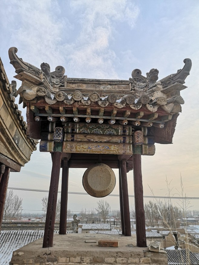 蔚县古堡的鼓楼鼓是石头做的不知道是不是把原先放在地上的石鼓当做鼓