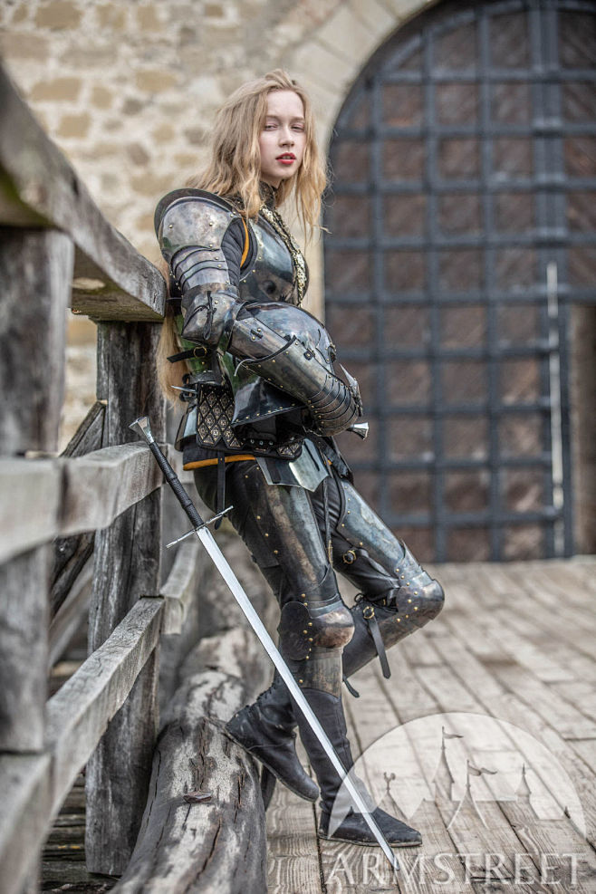 实拍欧美古装女性角色铠甲皮甲服饰纹饰