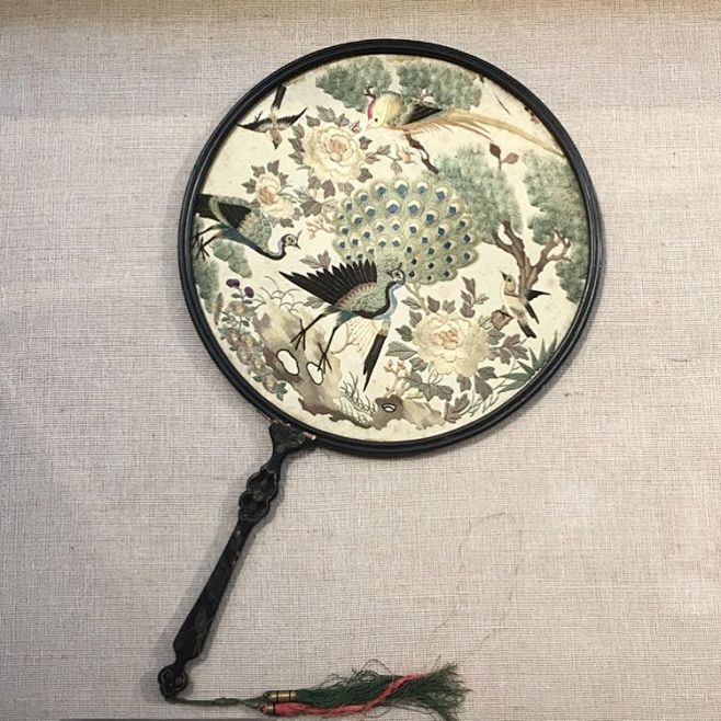 黑漆描金扇骨广绣孔雀纹圆形执扇