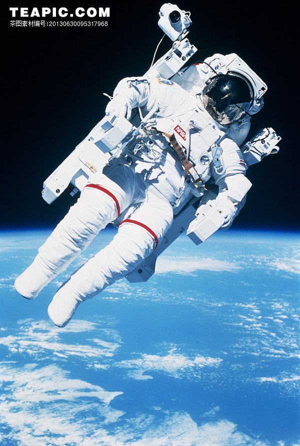 漂浮在太空中的宇航员特写