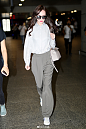 5月11日，唐嫣现身上海机场，她黑超遮面，穿着衬衣长裤显通勤风，很显女王范儿~ ​​​​