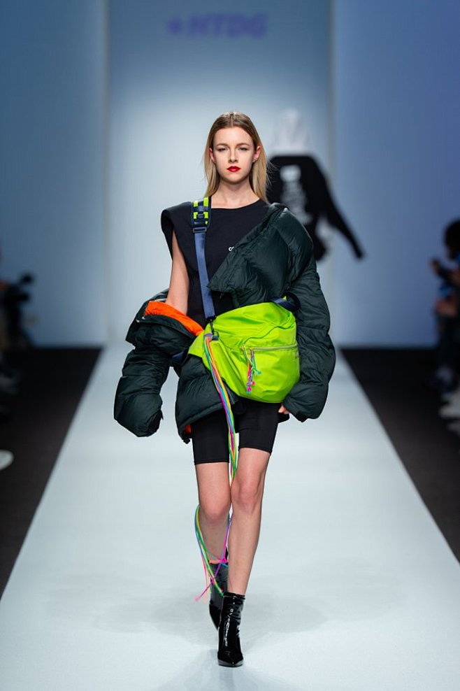 23:13:20中国 香港 走秀(runway) 2019/20秋冬 女装服装剪裁和参考