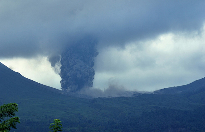 10月7日印度尼西亚苏拉威西岛罗肯火山喷出的大量火山灰遮住了天空这