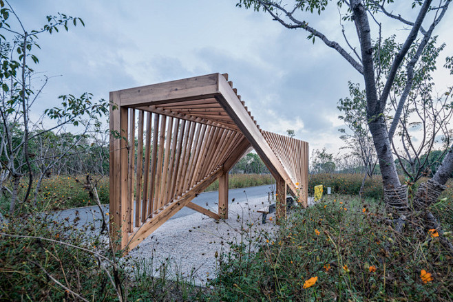 对于这样一个小品建筑,我们的设计策略更倾.