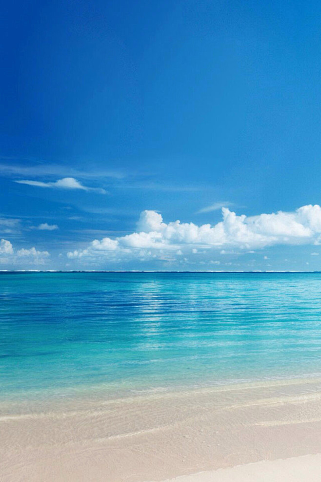 白云蓝天海滩大海