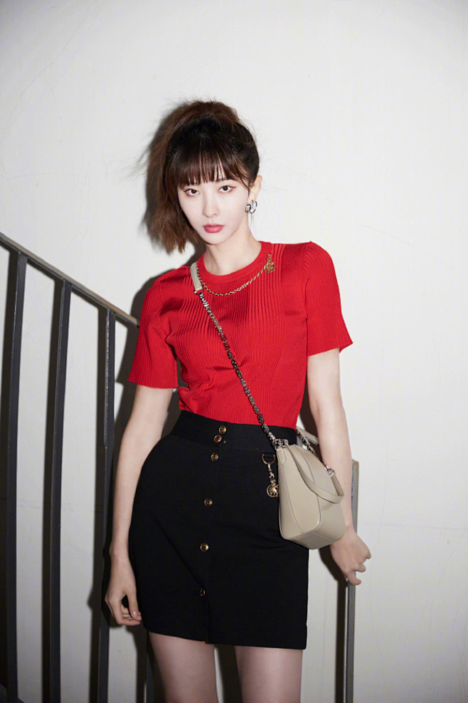 胡丹丹smile新春造型红t配短裙喜庆又酷飒期待新剧67676767