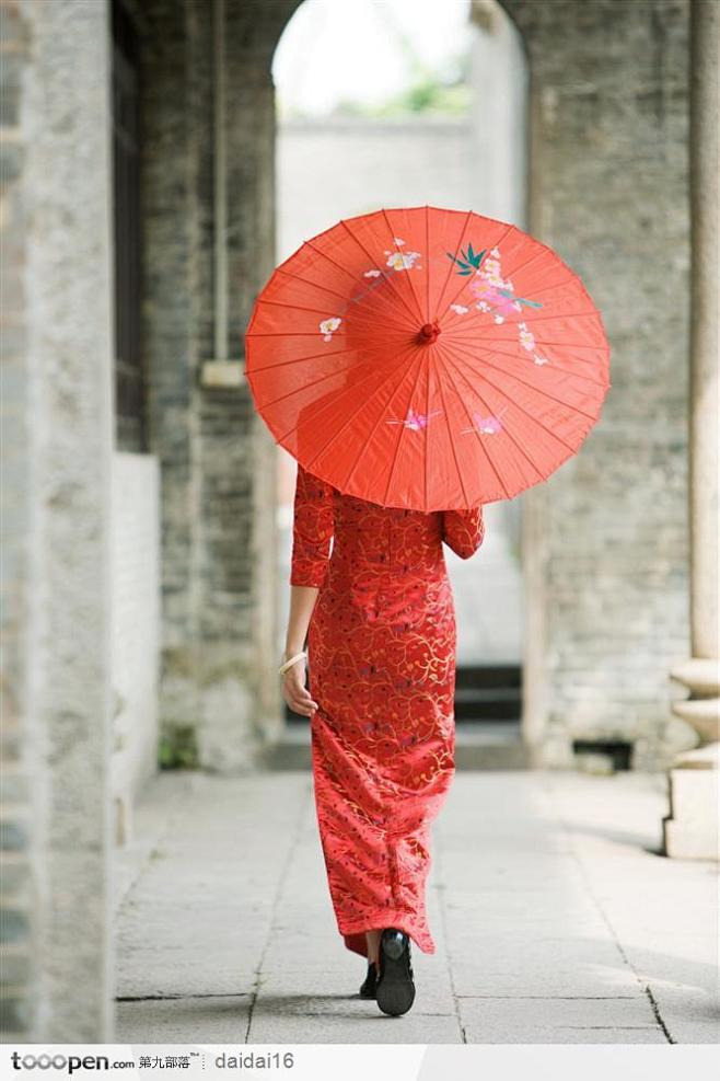 穿红色旗袍女人打油纸伞背面