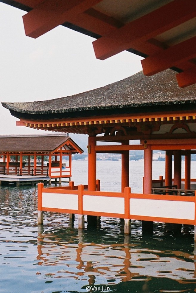 在宫岛看着严岛神社的大鸟居从涨潮到退潮日本唯一的一座水上神社涨潮