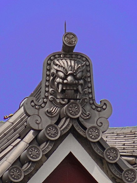 日本的鬼瓦onigawara又称鬼脸板兽头瓦有辟邪除灾的作用其实这个就是