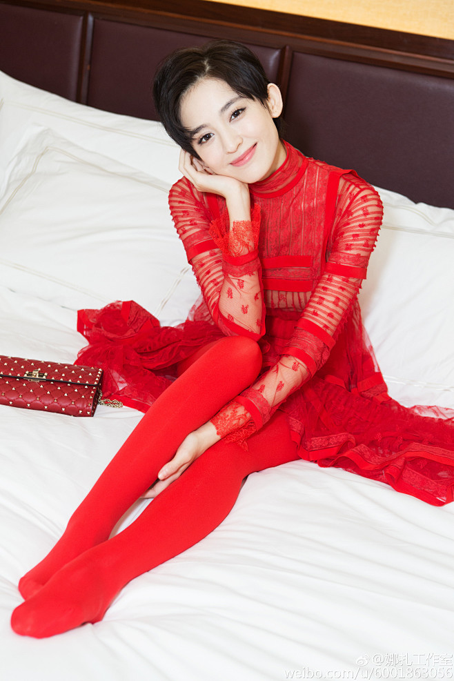 看你哭从一辈子都玩不完转采于2017-10-03 03:33:49古力娜扎明星美腿