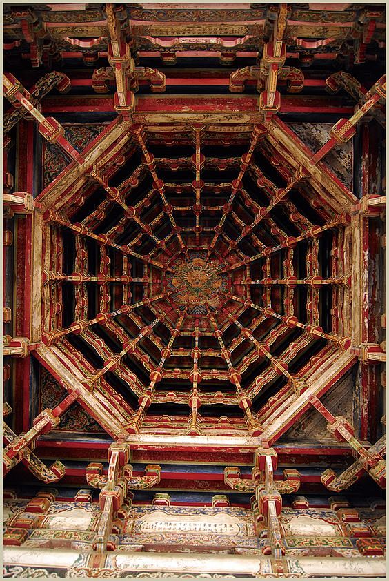 八卦藻井龙山寺戏台上方的藻井