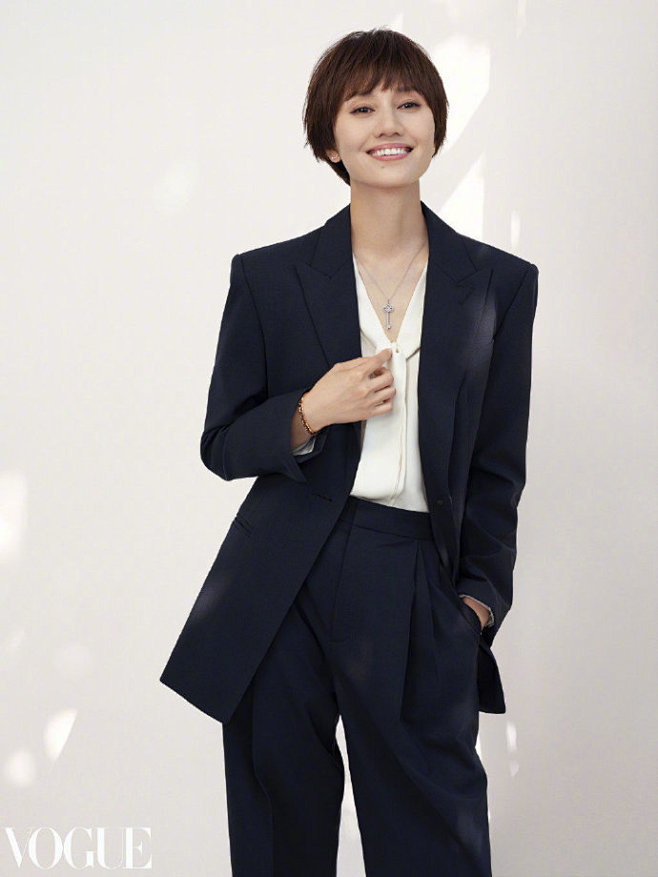 时尚红人秀袁泉写真黑白典雅好看