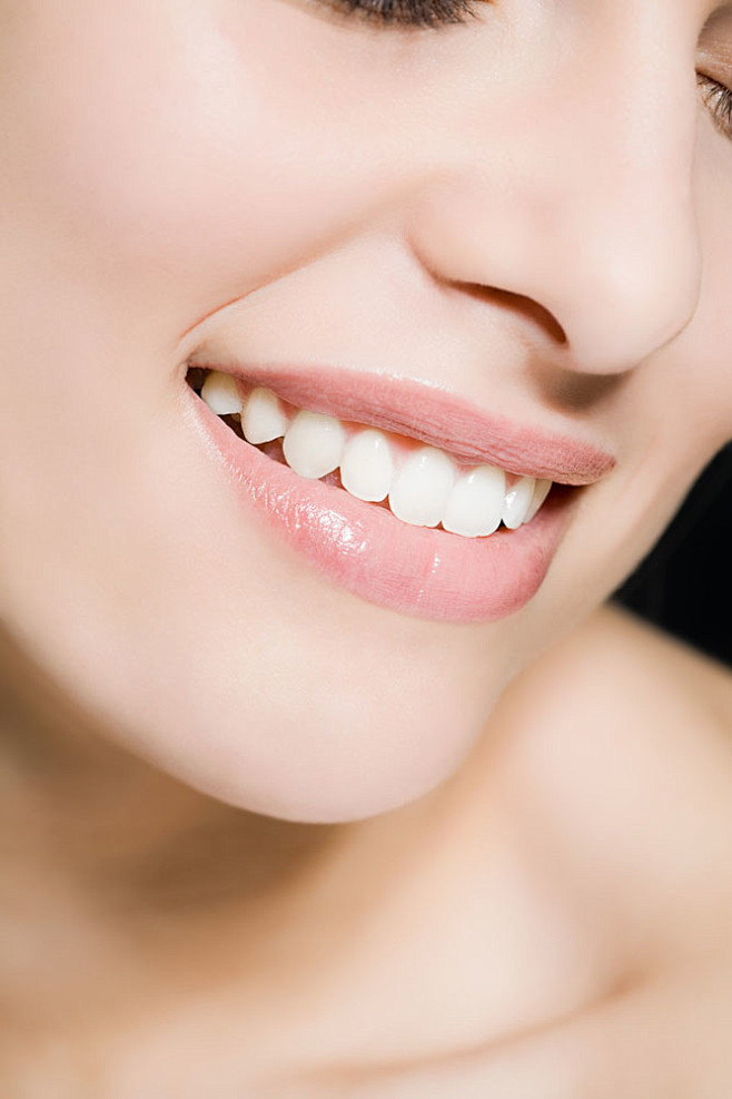模特牙齿特写图片