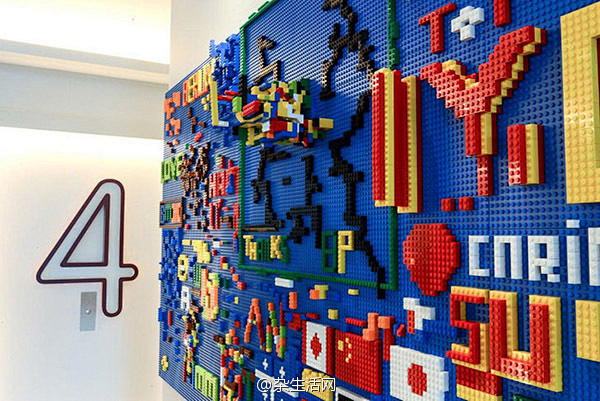 外国某酒店用乐高打造的一面乐高积木墙顾客在墙上发挥创意拼出喜欢的