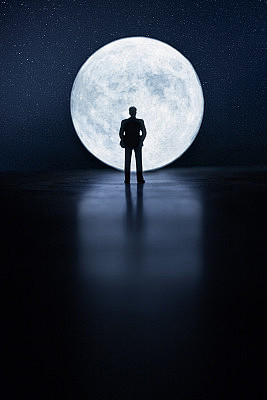 满月下的男人背影