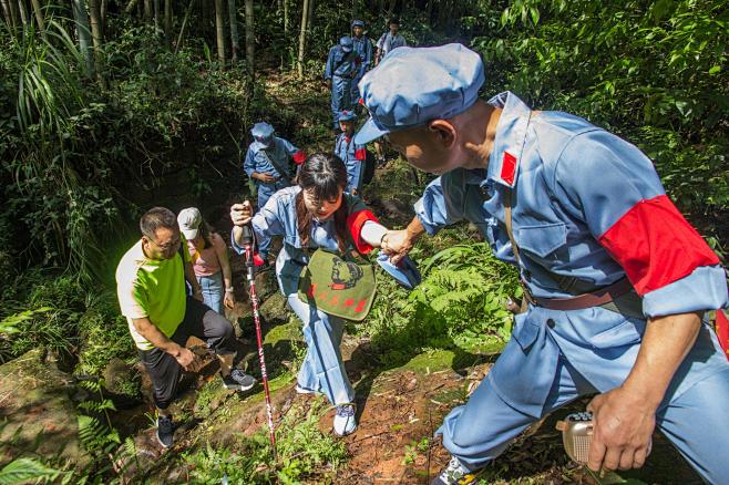 【组图】重走长征路 徒步赤水重温红军长征精神