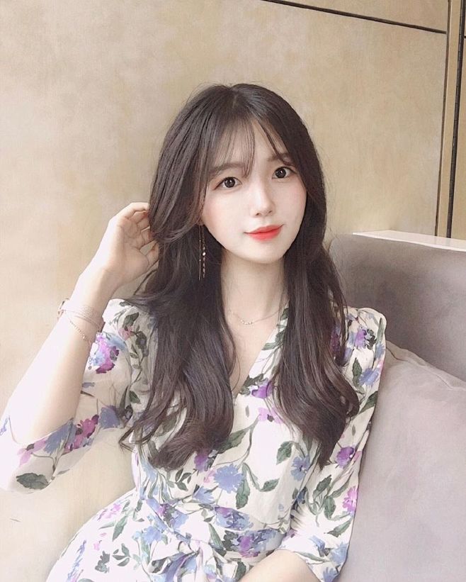 自拍的美女小姐姐微卷发型齐刘海气质长裙迷人美女照片3g美女图片