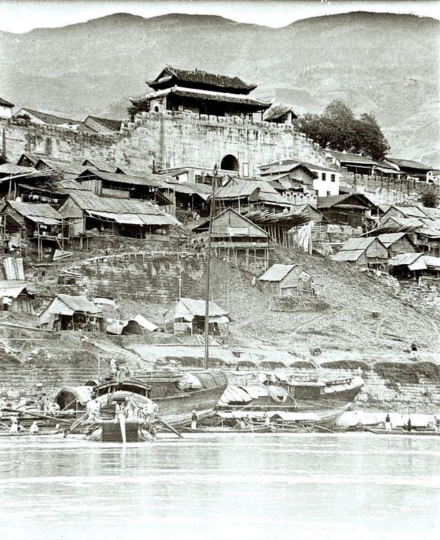 旧重庆重庆奉节依斗门1920年代gamble白帝城风景右侧临江有一座巍峨的