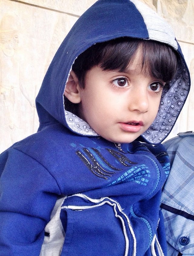 有趣的波斯小王子看见我手机里他自己的照片后居然亲照片cd秋波