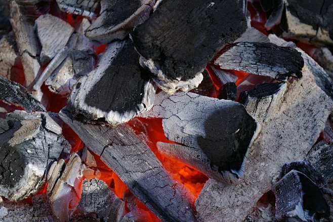 燃烧的木炭