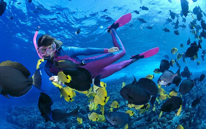 美女浮潜巴厘岛