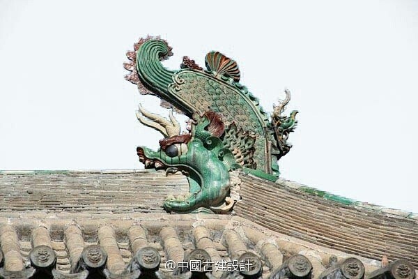 不同时期的正脊鸱吻唐初作鸱尾之形象征辟除火灾故称之鸱尾后样式变化