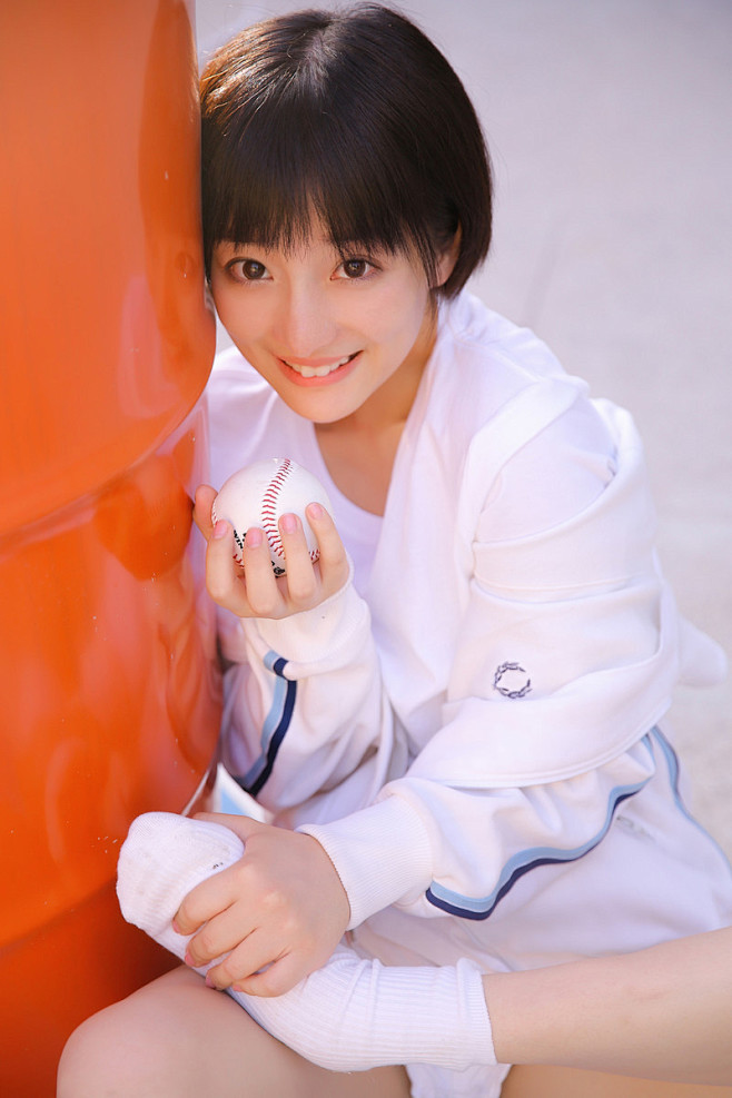 清纯短发美女白色运动服苗条身材甜美笑容户外写真5清纯美女美女图片