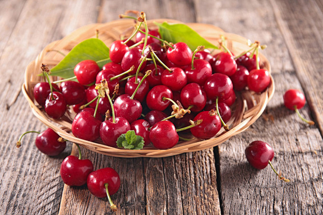 竹篮里的樱桃图片素材