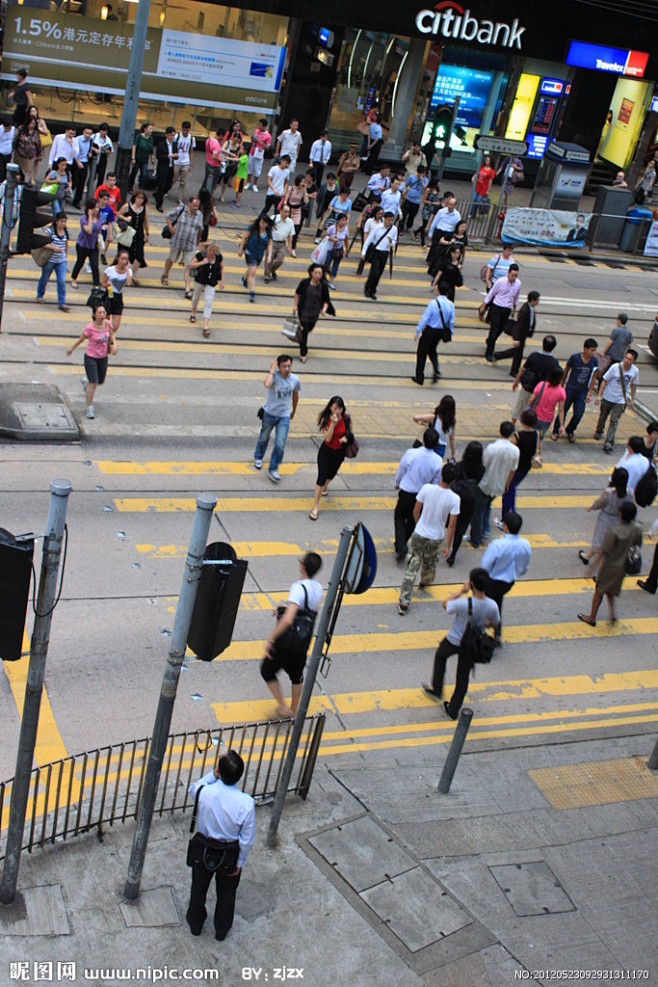 熙熙攘攘过马路的人群摄影图