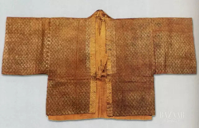 唐代法门寺地宫出土的红罗蹙金折枝花半袖
