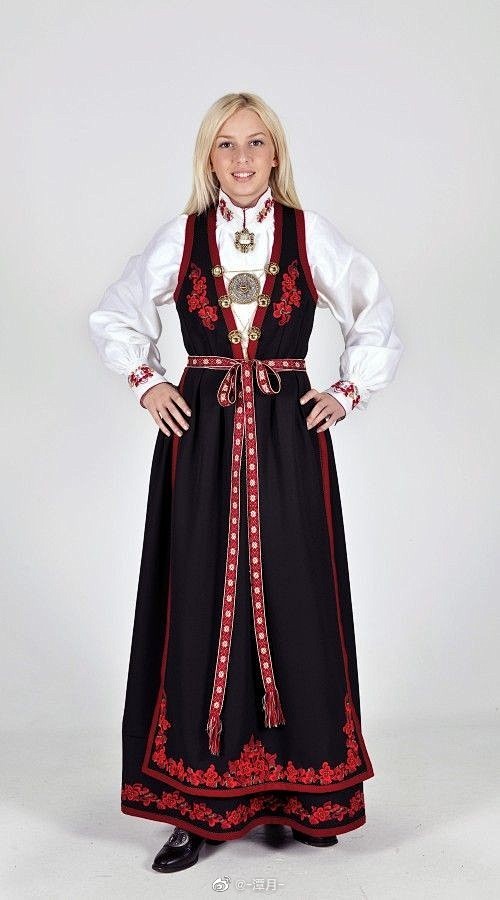 服装欧洲民族风格服装点图贴时来自潭月微博