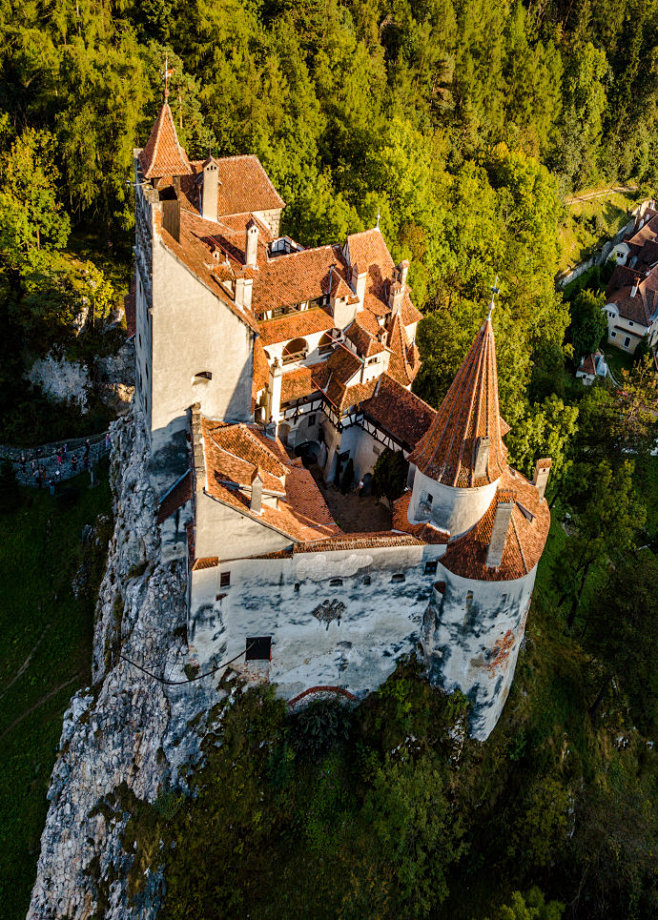 实拍罗马尼亚矗立于陡峭山崖上的吸血鬼城堡组图32张