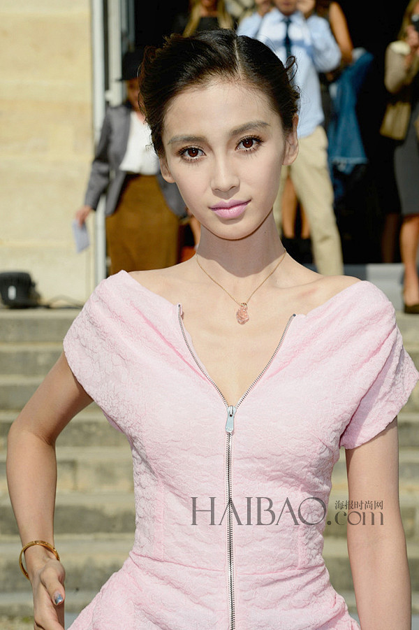 图杨颖angelababy亮相2014春夏巴黎时装周迪奥dior秀场粉色套裙搭配