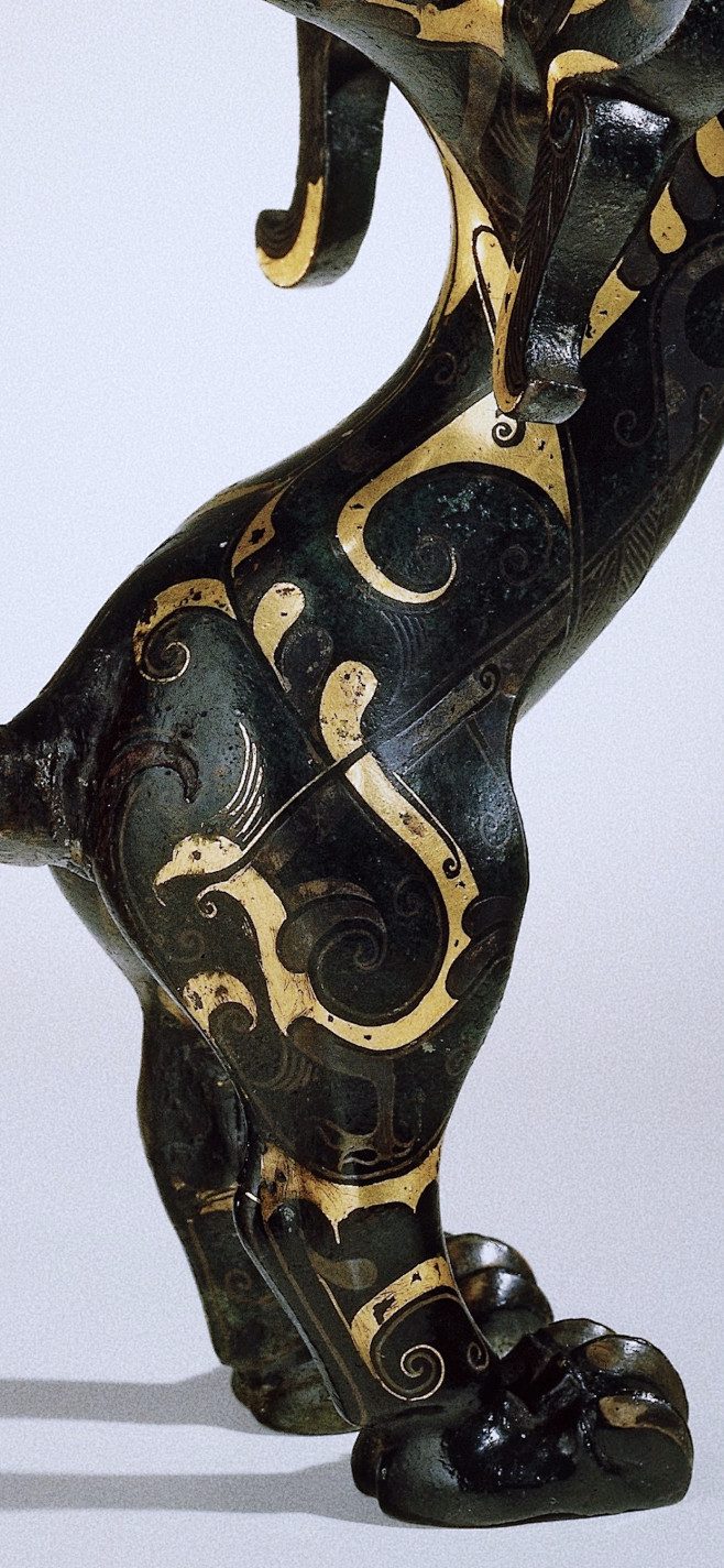 大英博物馆藏错金银铜翼虎底座-07