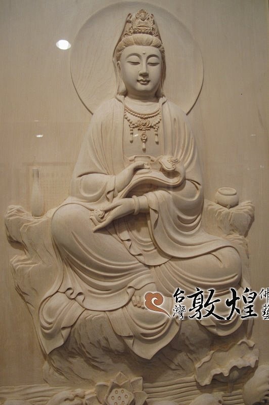 浮雕佛联能静观音三十三法相之十九伫立岩畔两手按一岩上望海沉思