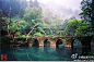 小七孔桥位于贵州荔波县西南部小七孔景区内，建于1836年，昔日是沟通荔波和广西的桥梁。桥下是碧绿的涵碧潭，两岸古木参天。