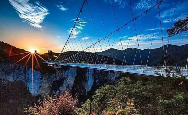 云天渡张家界大峡谷玻璃桥美景摄影师创意