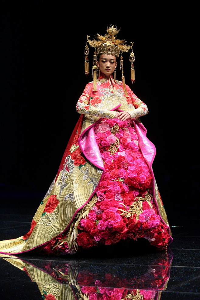 中国设计师郭培2013中国新娘之《龙的故.