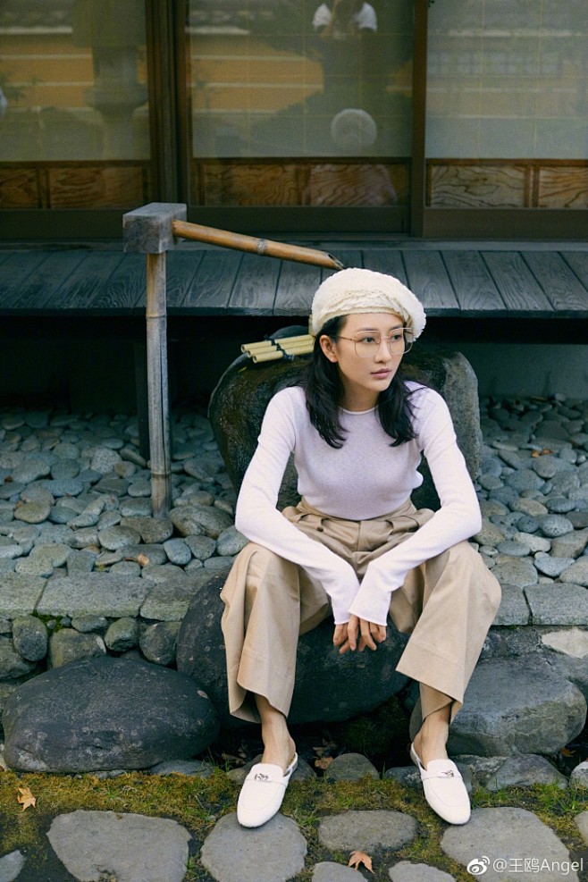 组图王鸥戴贝雷帽金边眼镜很文艺赤足玩水笑容天真可爱11月1日王鸥在