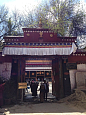 小昭寺位于大昭寺北面约500米处，为西藏自治区重点文物保护单位，拉萨名胜之一。小昭寺汉语称谓“小”，是与大昭寺相对应而言；与大昭寺连称“拉萨二昭”而驰名于世。昭，是藏语“觉卧”的音译，意思是佛。藏名取“甲达热木齐祖拉康”，意为“汉虎神变寺”。拉萨当地人管这儿叫做“热木齐”，意思就是“汉人的”。

小昭寺始建于唐代，与大昭寺同期建成，7世纪中叶由文成公主督饬藏汉族工匠建造。初建时仿汉唐格式，极为精美壮观。后经数度火焚与修复，该寺建筑坐西朝东。建筑物朝向东方，现存的小昭寺为晚期作品，是黄教格鲁派上密院的修法之