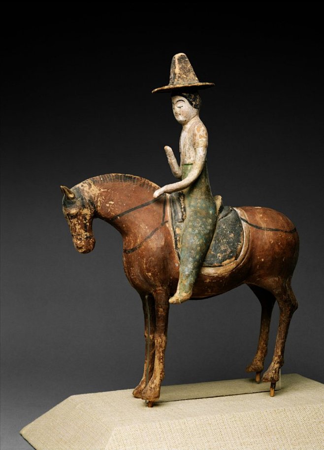 themetropolitanmuseumofart的这件唐代彩绘泥塑骑马仕女俑隐隐有侠士