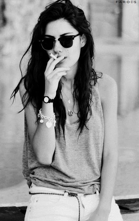 总觉得会抽烟的女人特别有内涵也很有气质她们仿佛有说不完的故事