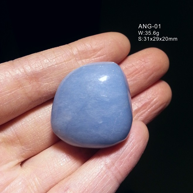 在水晶学中天使石是新时代的觉悟宝石之一代表了和平与手足情谊