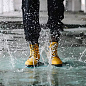 Subtle 雨靴

Subtle2014年成立于香港，定位潮流品牌的Subtle提出了“全天候潮流出行”的概念，品牌下的Mr.Rain系列产品全部采用防水材料、醒目颜色和潮流外形，使得在雨雪天气简单出行的同时也能兼顾时尚。

