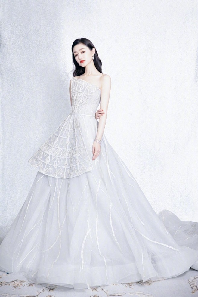 宋轶镶珠万花筒婚纱造型宋轶xiaoyiyi今日活动造型冰灰色镶珠万花筒